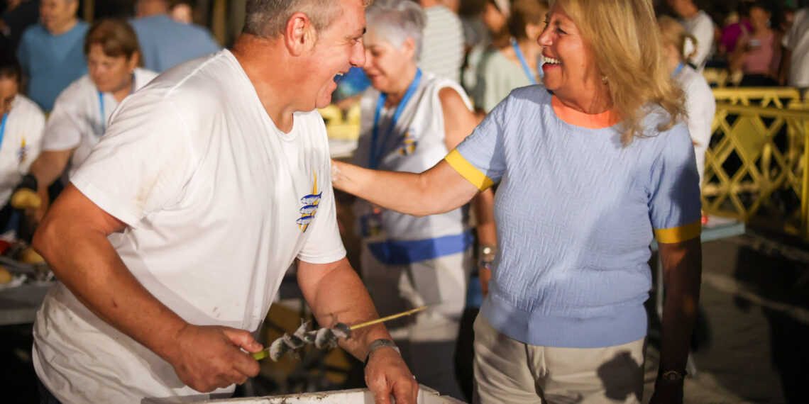 Marbella se vuelca con la Moraga Popular, iniciativa que cumple trece ediciones y que este año ha repartido 1.700 kilos de sardinas