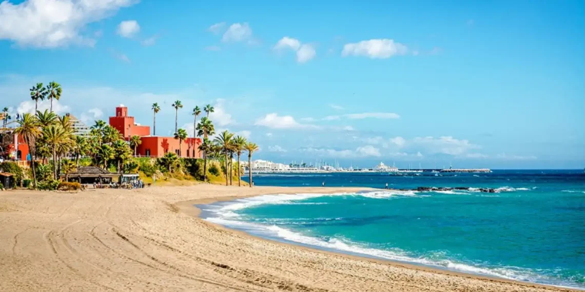 La Junta prohíbe temporalmente el baño en la playa de Bil Bil