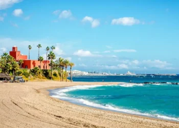 La Junta prohíbe temporalmente el baño en la playa de Bil Bil