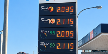 ¿Cuánto va a costar llenar el depósito este otoño? Gasolina y gasoil  superan los 2 euros en Málaga