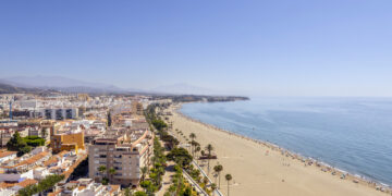 El Ayuntamiento de Estepona adjudica la instalación de pasarelas fijas y tarimas para las playas