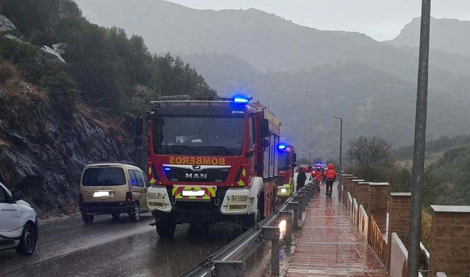 Un fallecido y tres heridos tras desprenderse una roca y caer sobre un vehículo en Benaoján