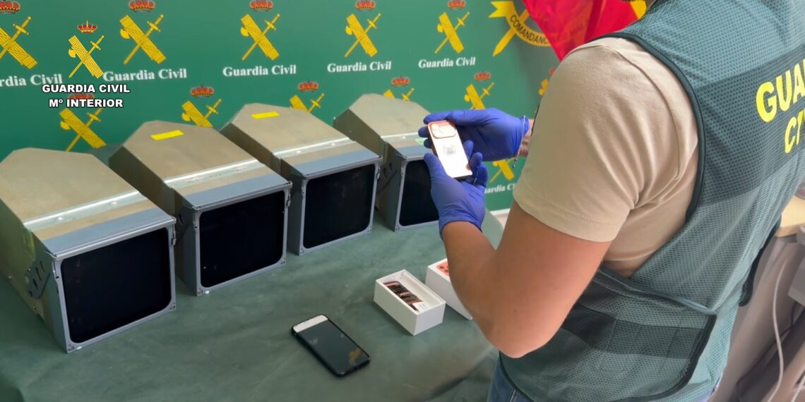 Tres detenidos por robar las pantallas de los navegadores de un helicóptero del INFOCA en Málaga