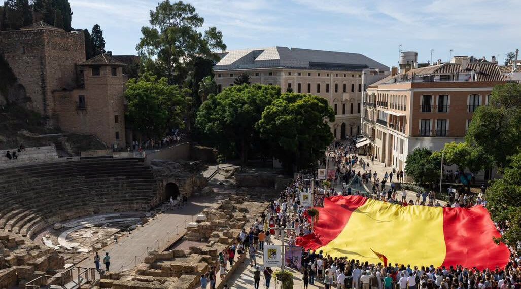 El PP despliega una bandera gigante de España en Málaga y presenta su proyecto: «Merecemos más como país que este Gobierno corrupto»