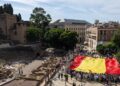 El PP despliega una bandera gigante de España en Málaga y presenta su proyecto: «Merecemos más como país que este Gobierno corrupto»