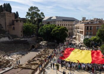 El PP despliega una bandera gigante de España en Málaga y presenta su proyecto: «Merecemos más como país que este Gobierno corrupto»