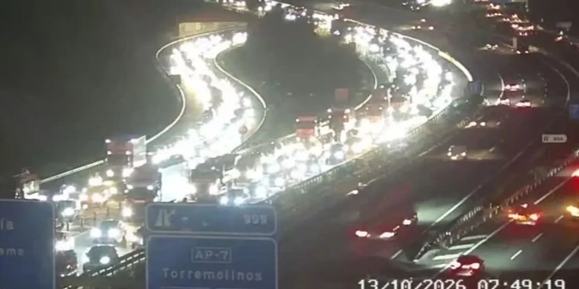 Más de diez kilómetros de retenciones en la Costa del Sol por un camión averiado a la altura de Torremolinos