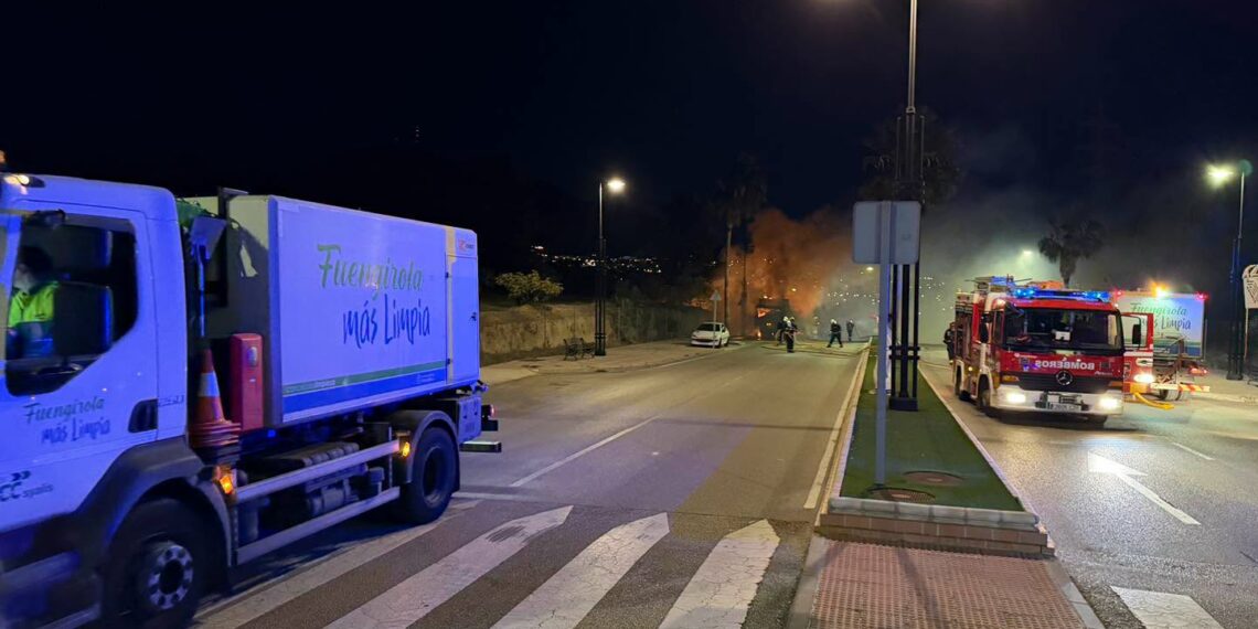Un tráiler comienza a arder en marcha y provoca un aparatoso incendio en Fuengirola