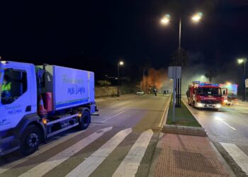 Un tráiler comienza a arder en marcha y provoca un aparatoso incendio en Fuengirola