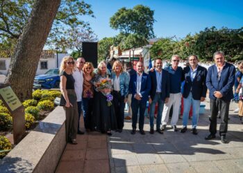Marbella rinde un emotivo homenaje a Salvador Gil, Moñi, dando su nombre a una plaza para reconocer su legado deportivo y personal