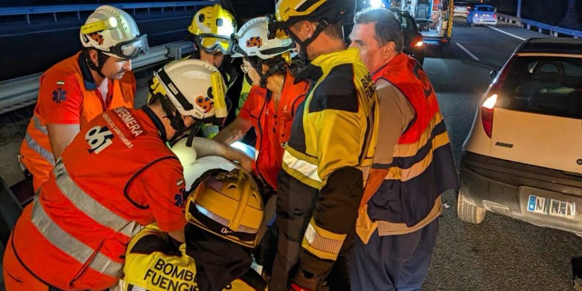 Los bomberos de Fuengirola excarcelan a un conductor tras un accidente con tres vehículos implicados a la altura de Los Pacos
