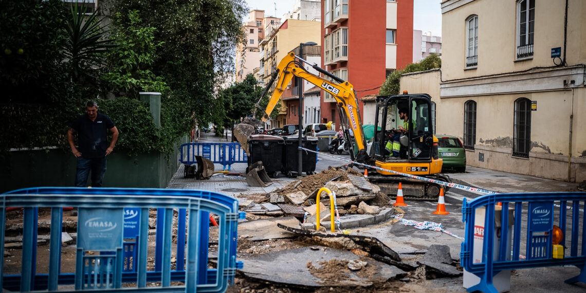 Emasa trabaja en la reparación de la red en la intersección de las calles Pedro de Quejana y Amargura tras la rotura anoche de una tubería