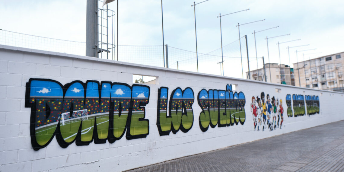 El campo de fútbol La Virreina de Málaga estrena nuevo mural inclusivo del programa artístico ‘Málaga Más Bella’