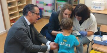 La delegada de Sanidad y Consumo y el delegado de Educación animan a la vacunación infantil escolar