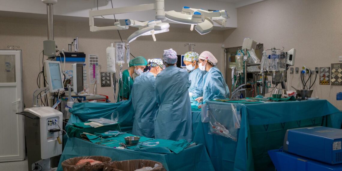 Extirpan a una paciente un tumor cardíaco de más de 11 centímetros en el Regional de Málaga