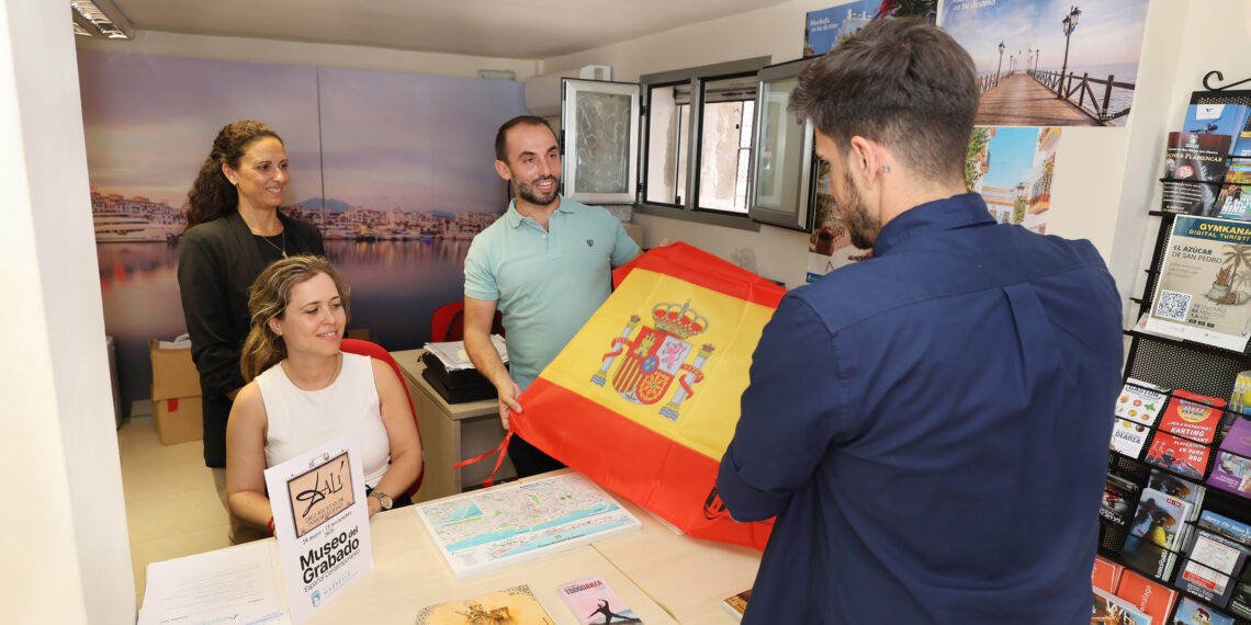 Marbella engalanará 124 farolas y repartirá gratuitamente banderas con motivo del Día de la Hispanidad