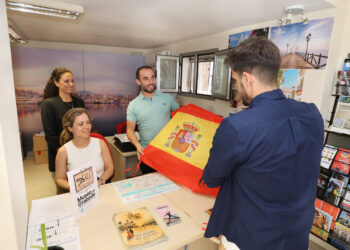 Marbella engalanará 124 farolas y repartirá gratuitamente banderas con motivo del Día de la Hispanidad