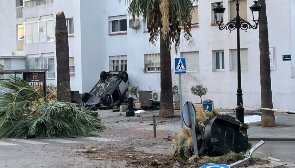 Dos heridos en el accidente en Marbella de un vehículo que acabó estrellado contra un edificio