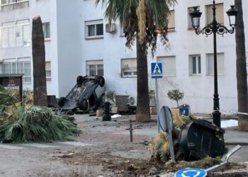 Dos heridos en el accidente en Marbella de un vehículo que acabó estrellado contra un edificio