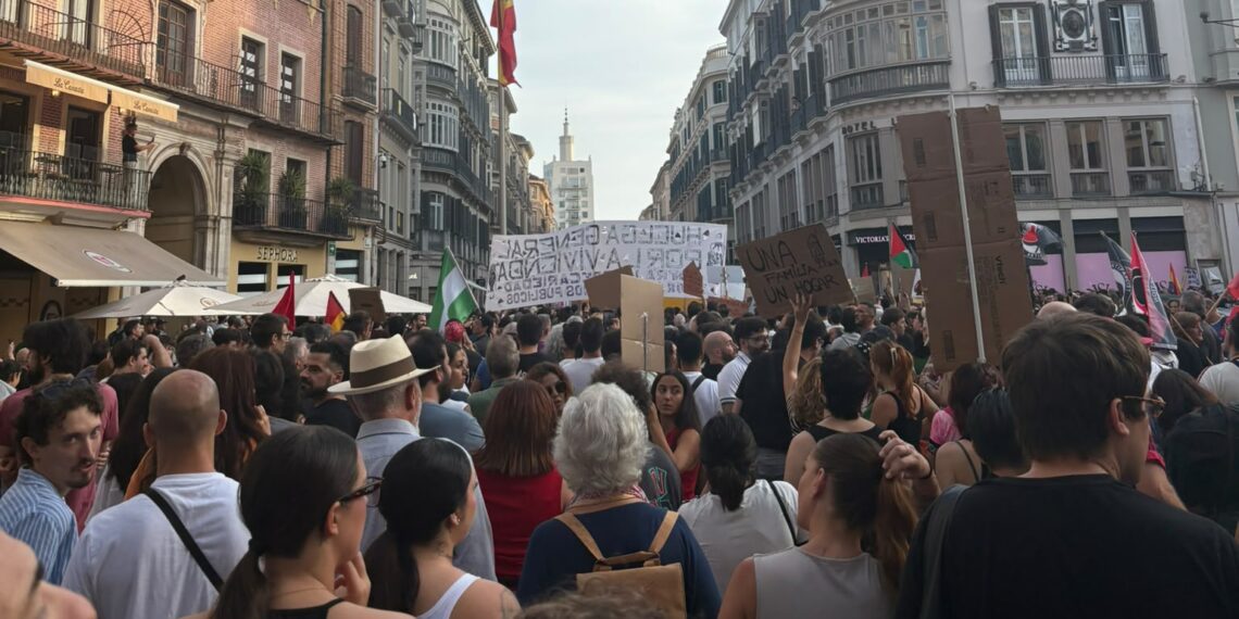 Miles de malagueños se suman a la manifestación por la vivienda
