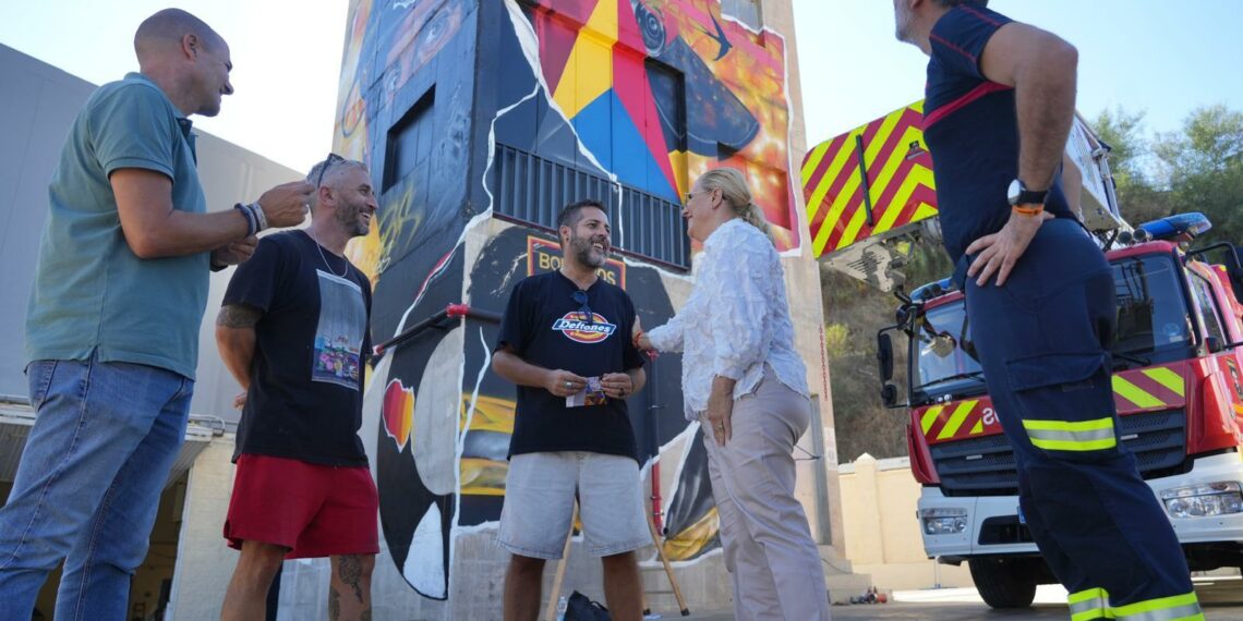 La torre de entrenamiento del Parque de Bomberos de Fuengirola se convierte en una obra de arte