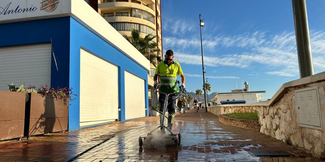 El Ayuntamiento de Fuengirola pone en marcha un plan adicional de limpieza para eliminar manchas persistentes