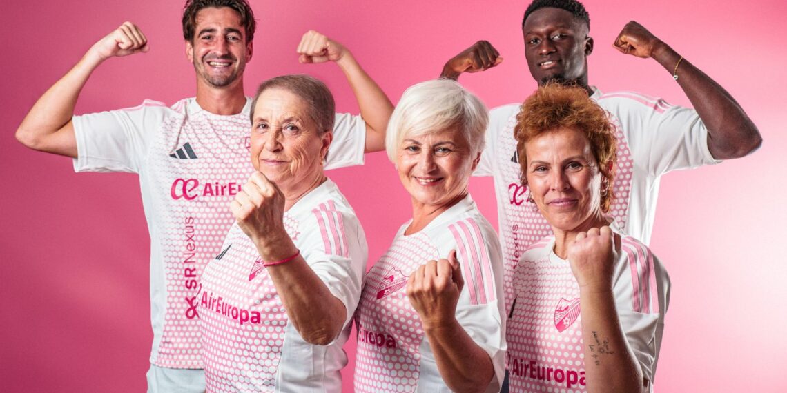 El CD Estepona se une a la lucha contra el cáncer de mama con una camiseta solidaria