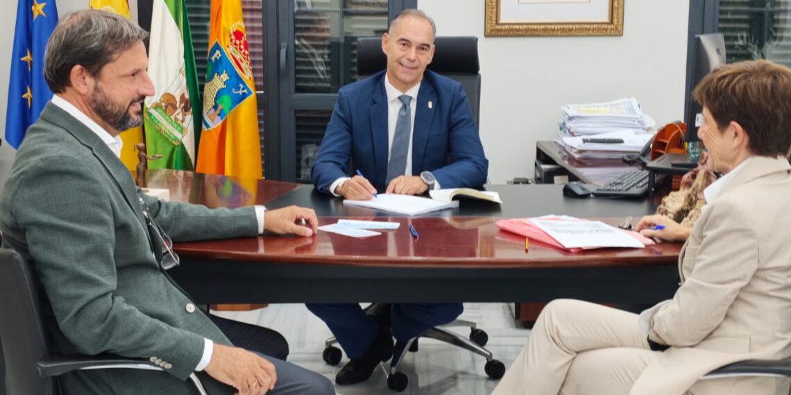Formalizada la venta de la parcela de Rocas Blancas para la construcción de hasta 230 viviendas protegidas en Benalmádena
