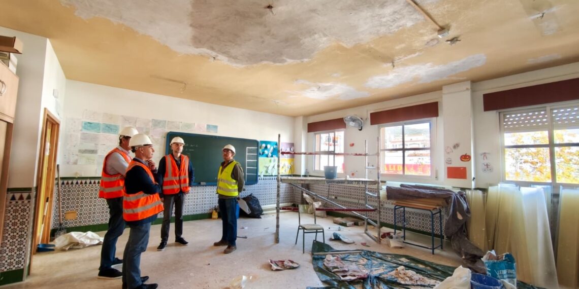 Lara visita las obras de impermeabilización de la cubierta del CEIP La Paloma