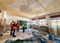 Lara visita las obras de impermeabilización de la cubierta del CEIP La Paloma