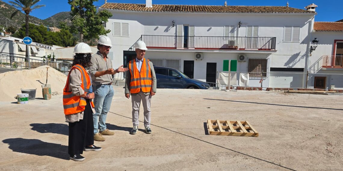 Lara visita los trabajos de rehabilitación de la plaza del Alguacil y el aparcamiento de La Cazalla en Benalmádena Pueblo