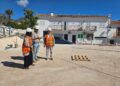 Lara visita los trabajos de rehabilitación de la plaza del Alguacil y el aparcamiento de La Cazalla en Benalmádena Pueblo