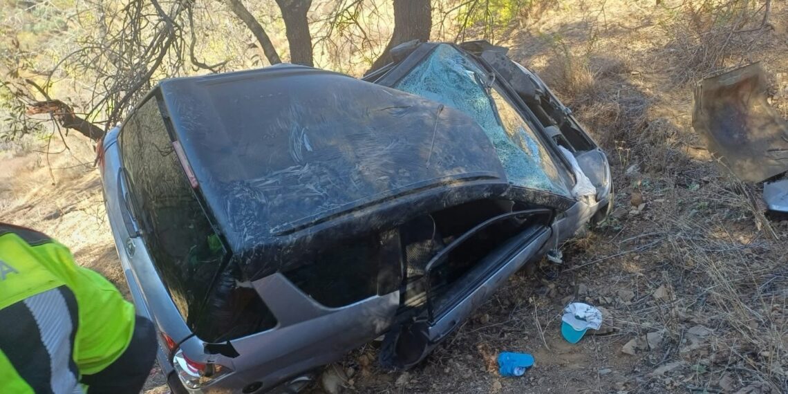 Dos heridos tras caer su vehículo por un desnivel de unos 50 metros en Málaga