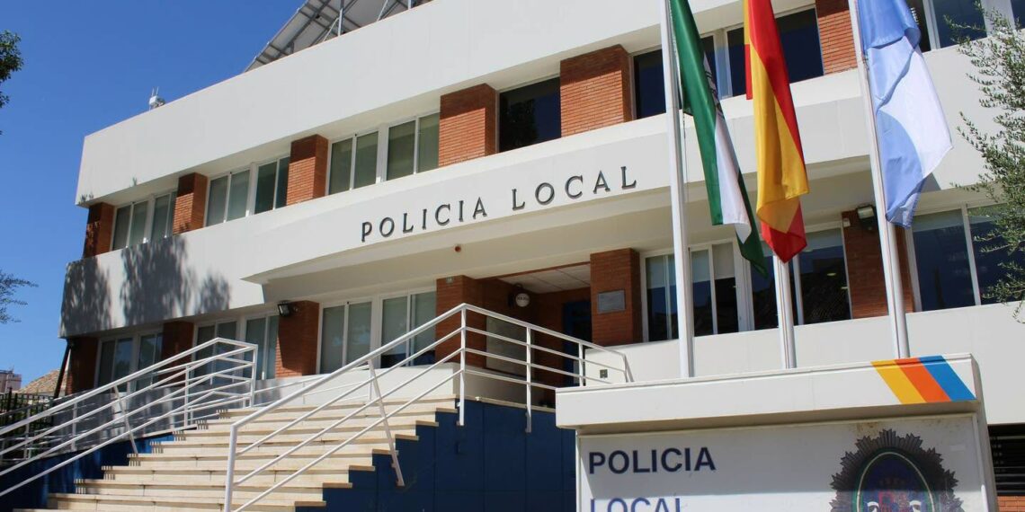 La Policía Local de Fuengirola detiene a un hombre por robo con violencia y recupera la cadena de oro sustraída
