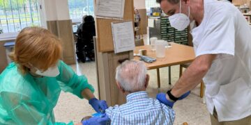 Andalucía comienza a vacunar contra gripe y covid en residencias de mayores y discapacitados
