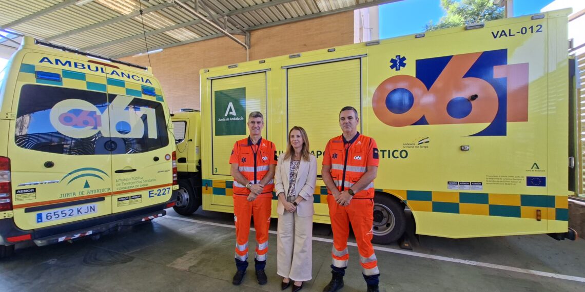 La delegada de Sanidad y Consumo de Málaga visita las instalaciones del 061 de la provincia